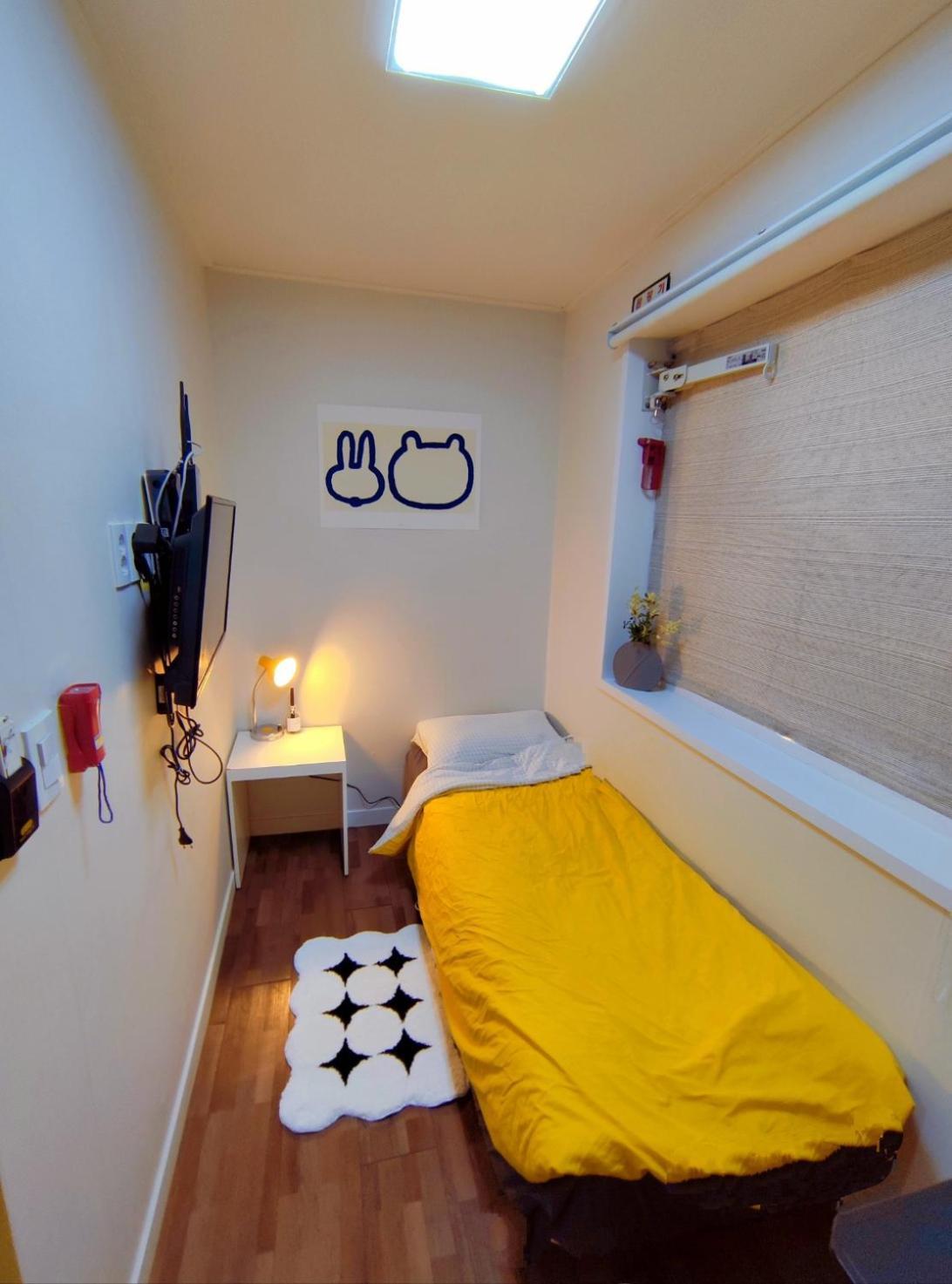 סיאול 24 Guesthouse Sinchon Avenue מראה חיצוני תמונה