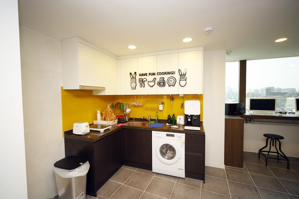 סיאול 24 Guesthouse Sinchon Avenue מראה חיצוני תמונה